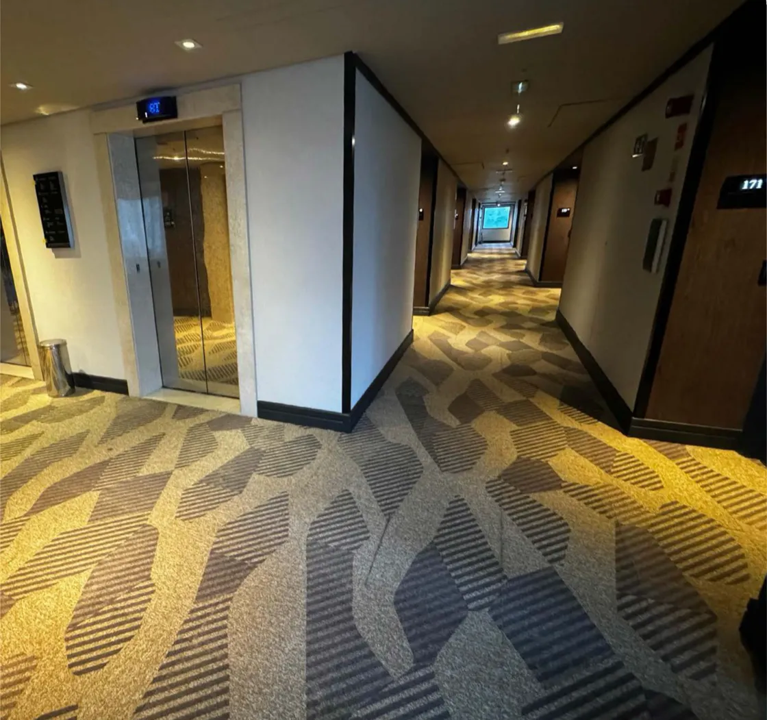 Corredores do Hotel Pullman São Paulo com tapete Bellouchi sob medida