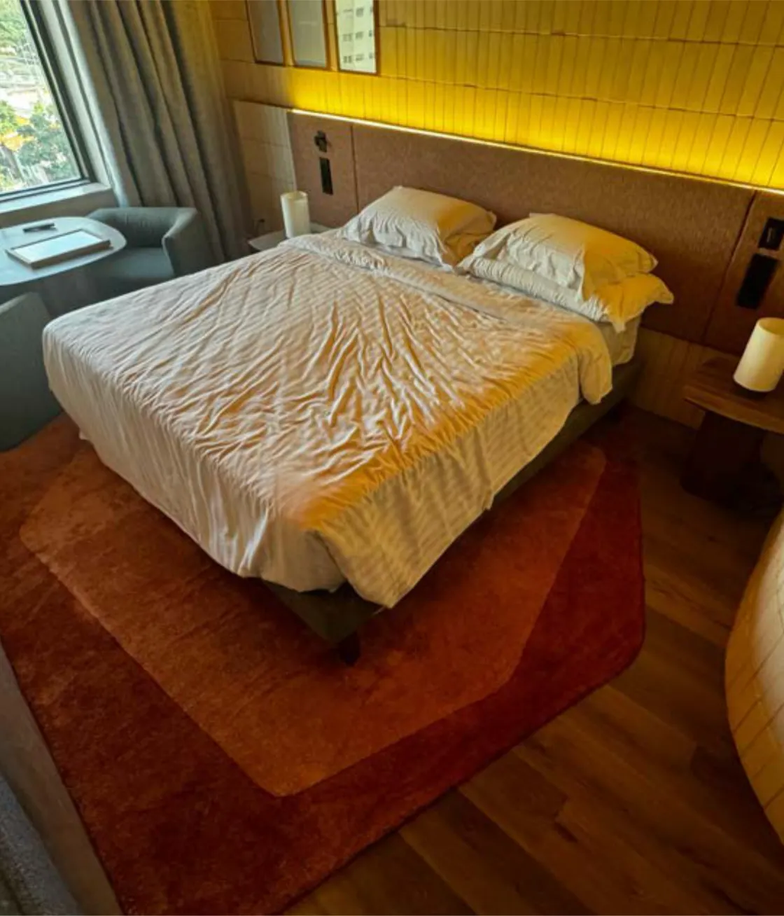 Suíte do Hotel Pullman São Paulo com tapete Bellouchi terracota