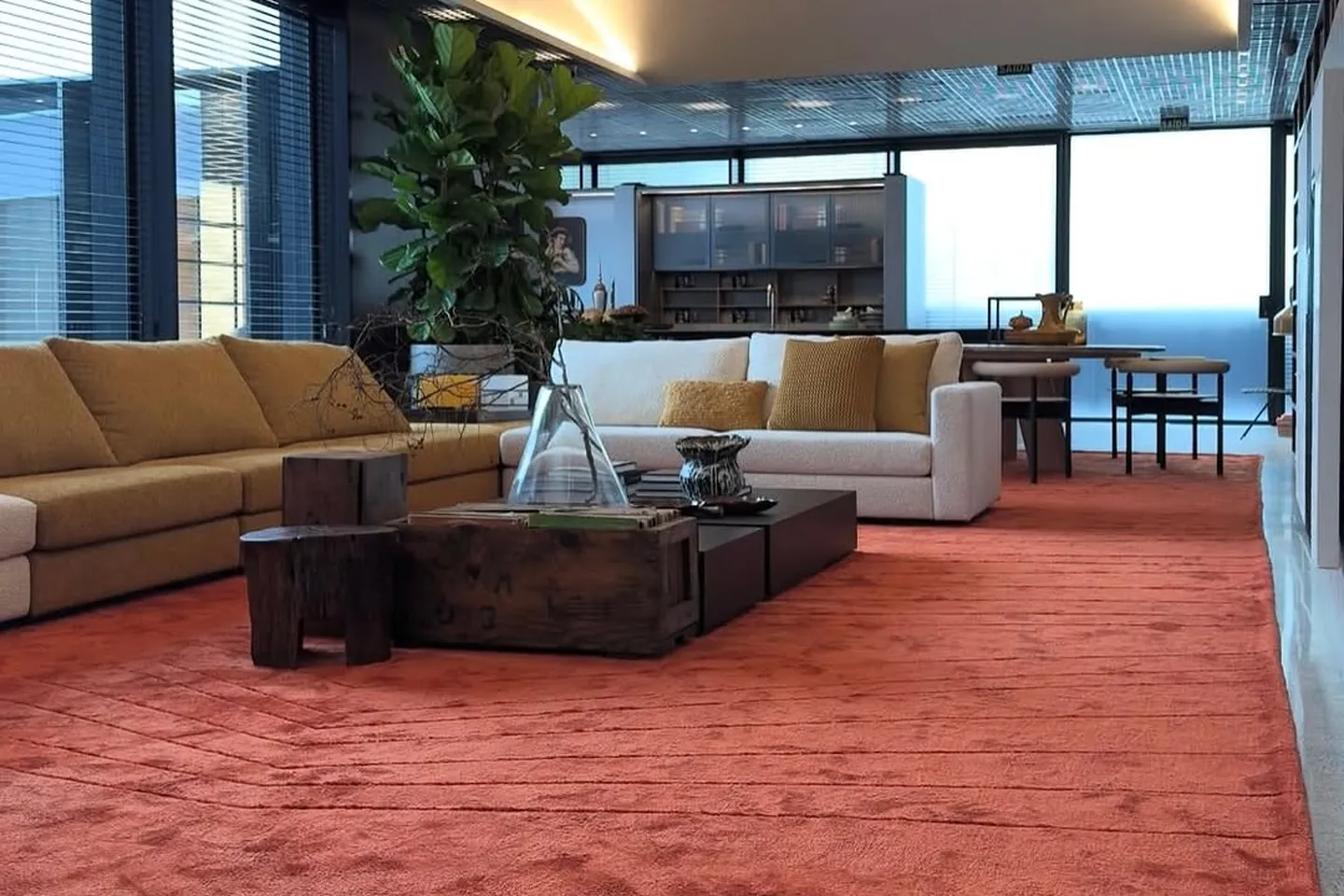 Tapete de lã Bellouchi sob medida em sala de estar de projeto de alto padrão