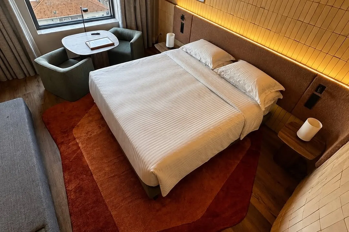 Tapete Bellouchi sob medida em suíte do hotel Pullman São Paulo Ibirapuera