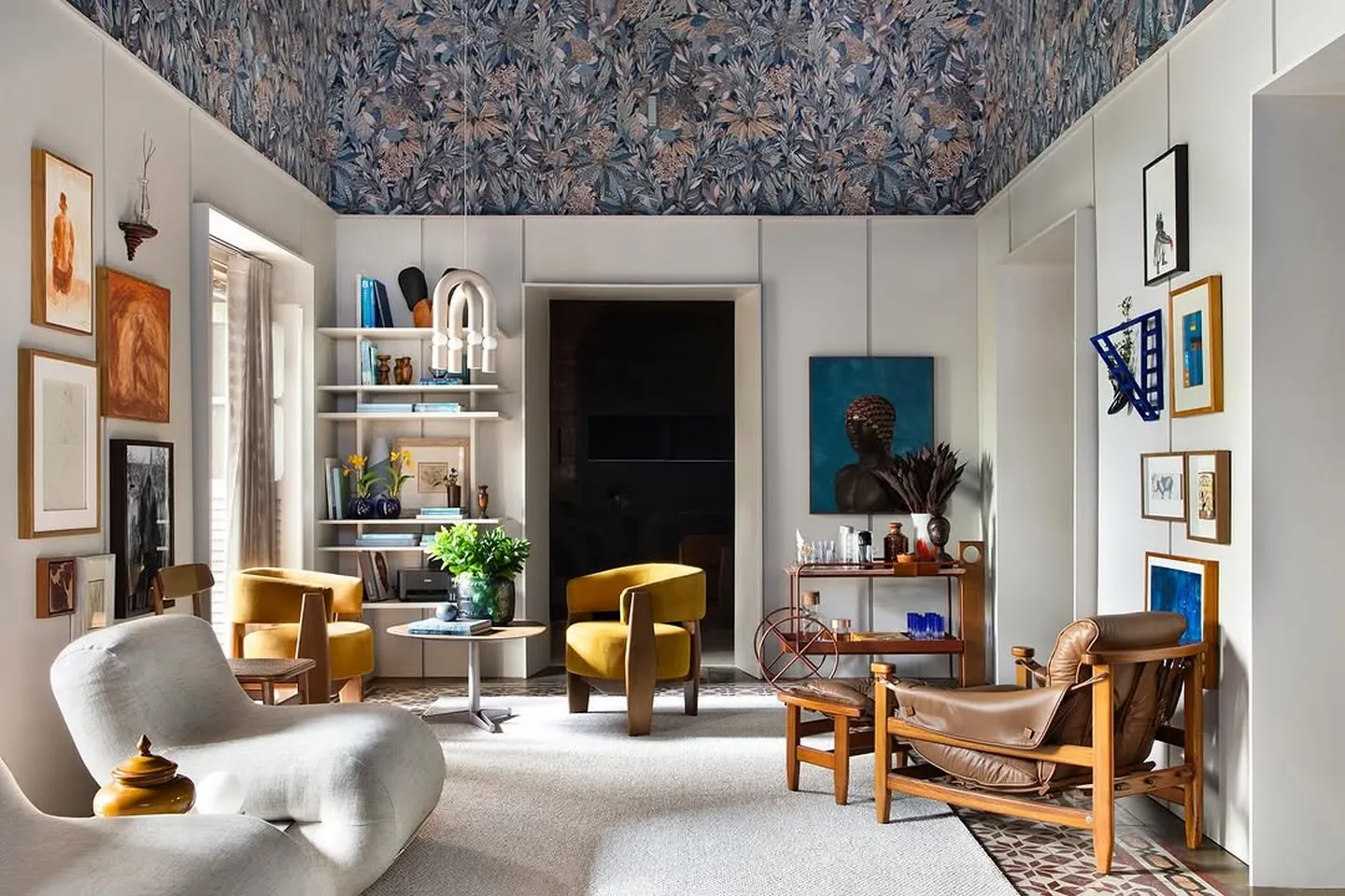 Projeto CASACOR Bahia com poltronas de design e tapete Bellouchi