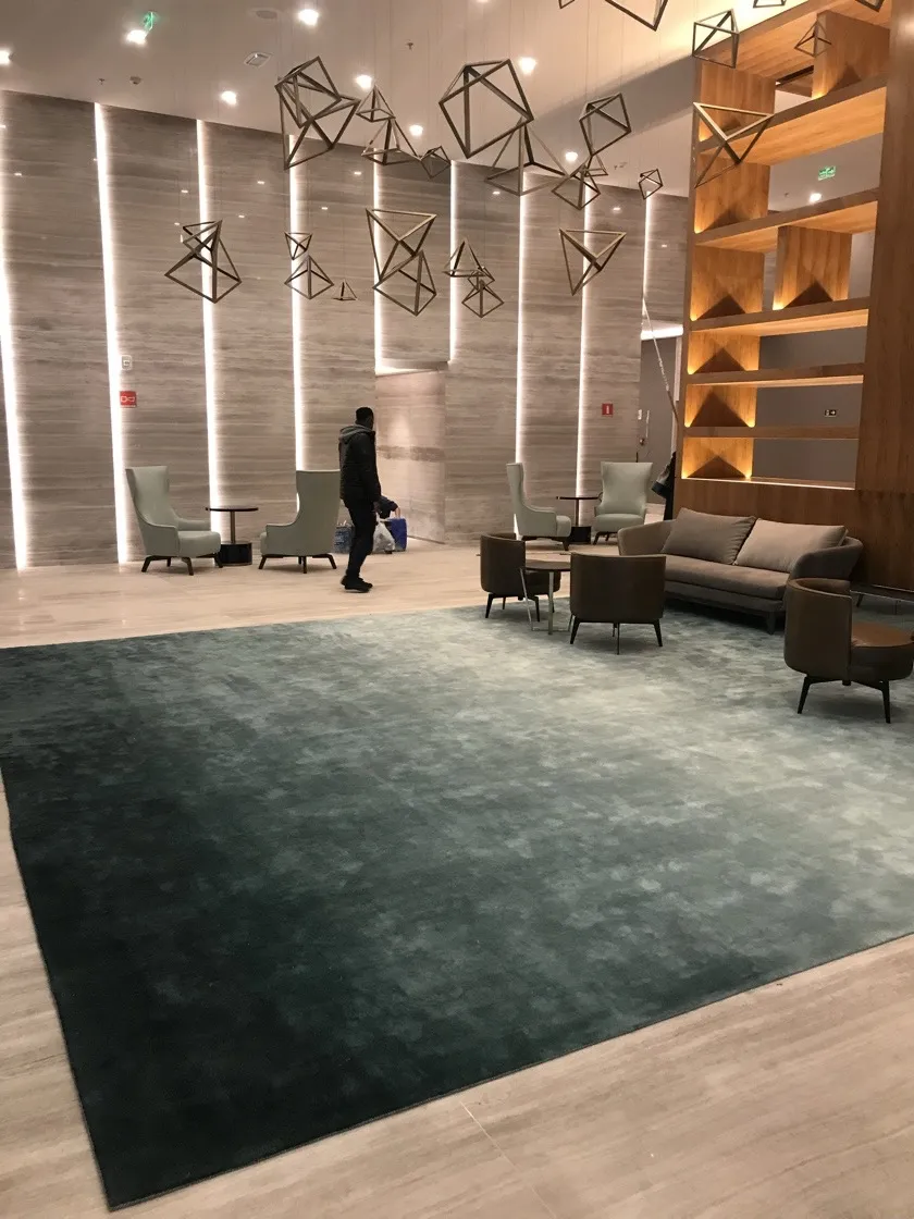 Tapete Bellouchi Silk and Wool verde no lobby do Sheraton Santos