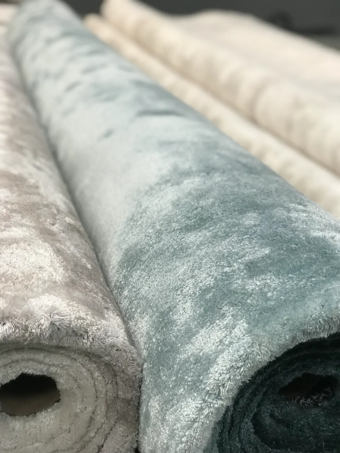 Rolos de tapetes Bellouchi de viscose de bambu no atelier
